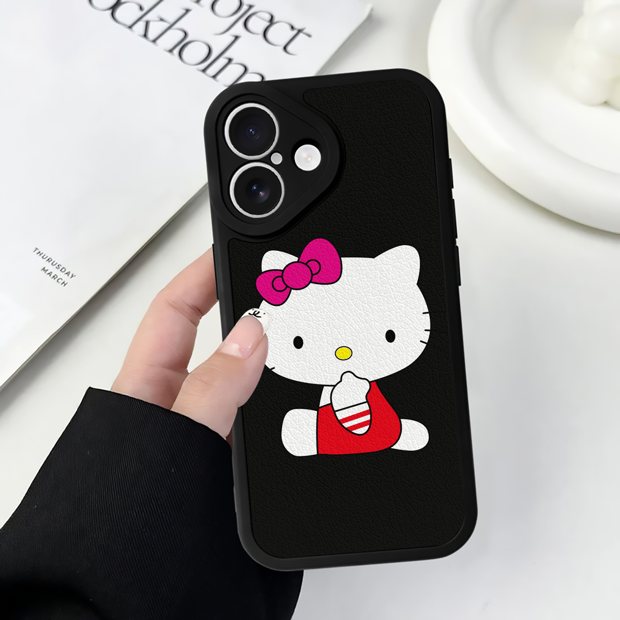 （画像用） Hello Kitty ハローキティ 【iPhone 16シリーズ対応】シリコンスマホケース（レザー調） 材質：シリコン